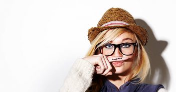 Epilation de la moustache : quelle technique choisir ? Femme avec une fausse moustache
