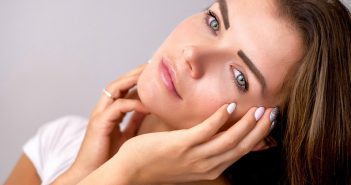 Avoir une belle peau sans produits de beauté Jeune femme avec une belle peau et un teint naturel sans maquillage