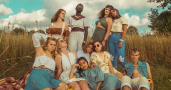 Un groupe au style bohémien et hippie vintage