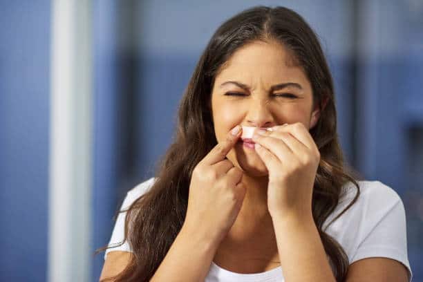 Epilation de la moustache à la cire