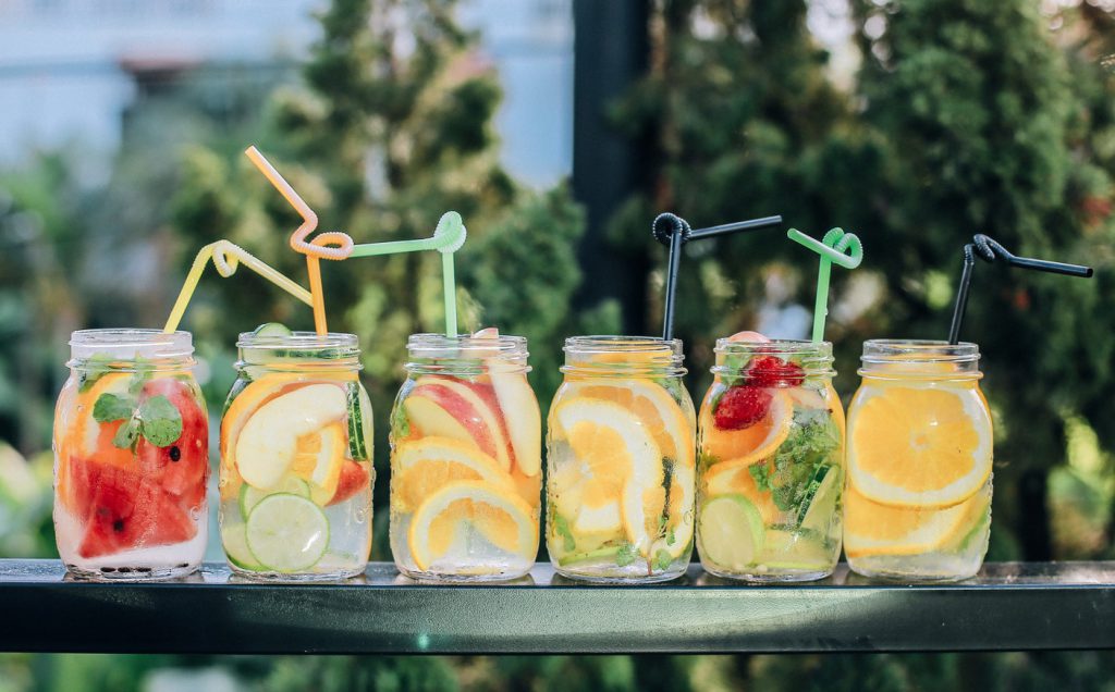 Bocaux d'eau avec des fruits frais pour s'hydrater avec gourmandise