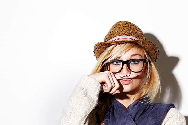 Femme avec une fausse moustache