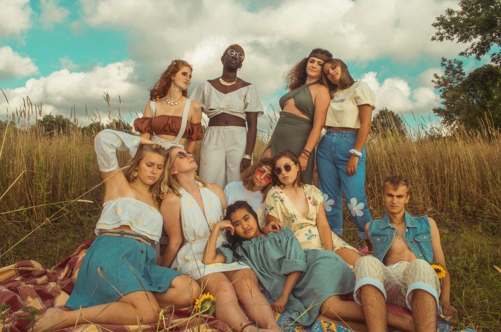 Un groupe au style bohémien et hippie vintage