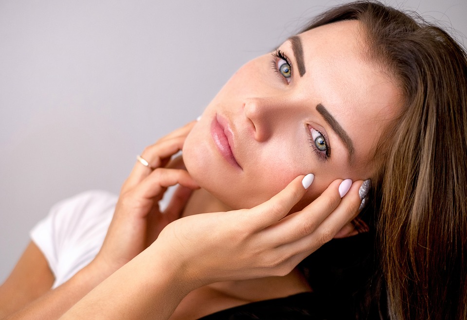 Jeune femme avec une belle peau et un teint naturel sans maquillage