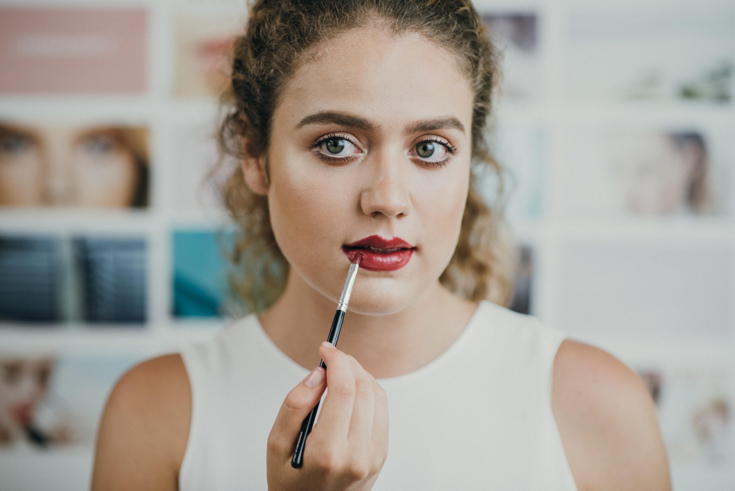 Une femme entre de se maquiller les lèvres