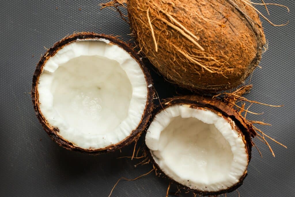 L’huile de coco sur la peau : bonne ou mauvaise idée ?