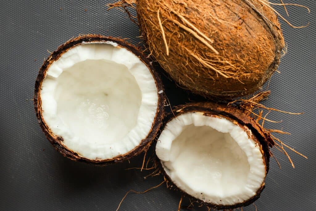 L&rsquo;huile de coco sur la peau : bonne ou mauvaise idée ?